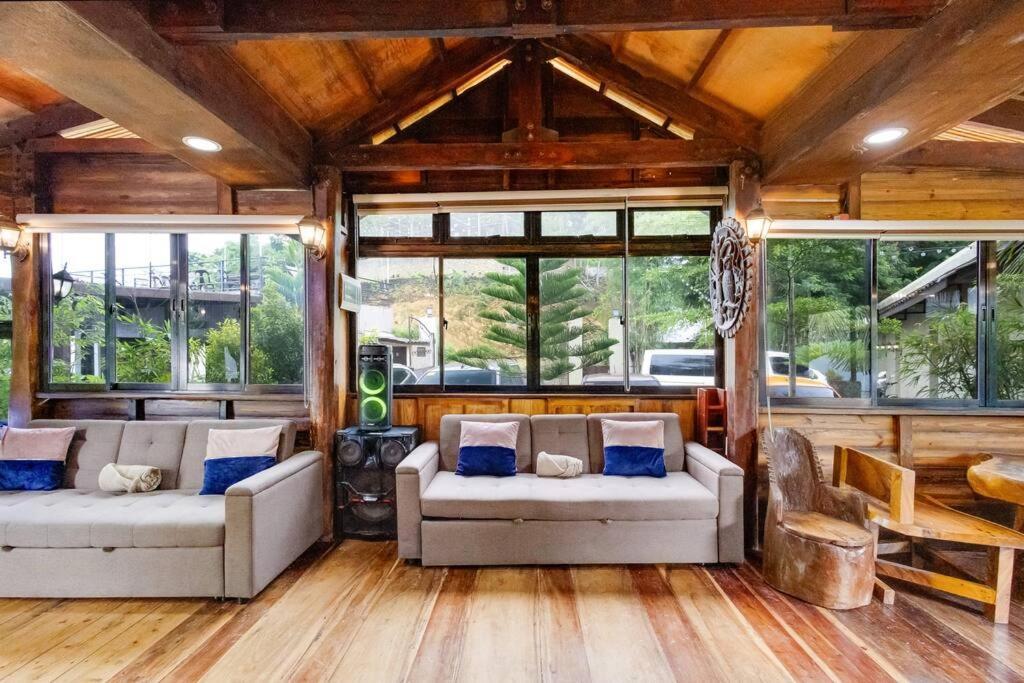Bahay bakasyunan Cozy Log Mountain Cabin In Mabini With Breakfast *