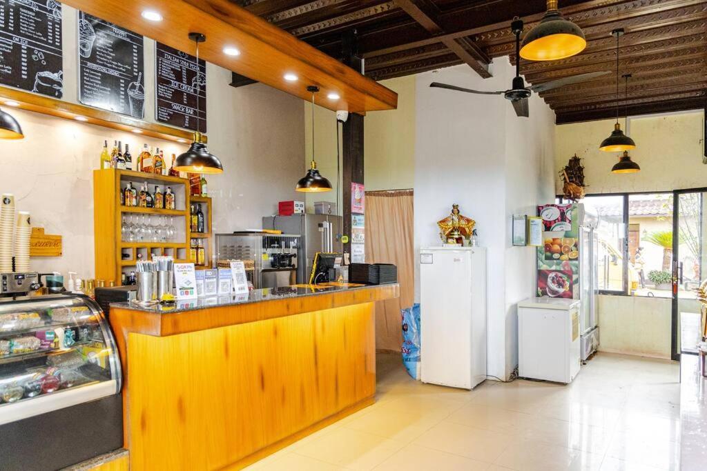 Bahay bakasyunan Cozy Log Mountain Cabin In Mabini With Breakfast
